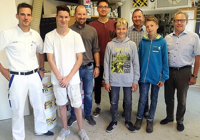 <em>Gruppenbild in der Malerwerkstatt:</em> Malermeister Stefan Weber, Lehrling Marcel Mathis, Schulvertreter Marcel Mattenberger, Administrator Omar Weber, «go for work»-Schnupperer Joey Meier, Gewerbevereinsvorstandsmitglied Patrick Iseli, «go f