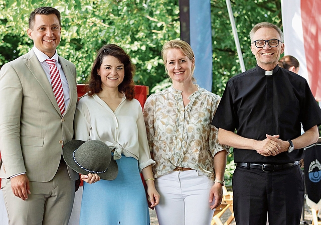 Stadtpräsident Andreas Schmid, Festrednerin Selina Berner, Pfarrerin Marie-Madeleine Minder und Pfarrer Roland Häfliger gestalteten die Bundesfeier auf Schloss Lenzburg. Foto: Romi Schmid