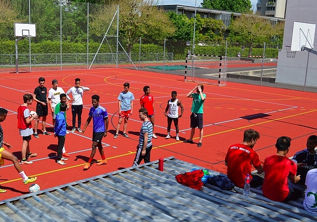 Integration «spielend einfach»: Flüchtlinge und Lenzburger Schüler beim gemeinsamen Fussballspielen. Foto: zvg