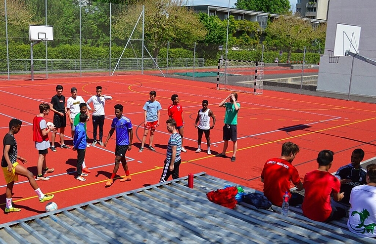 Integration «spielend einfach»: Flüchtlinge und Lenzburger Schüler beim gemeinsamen Fussballspielen. Foto: zvg