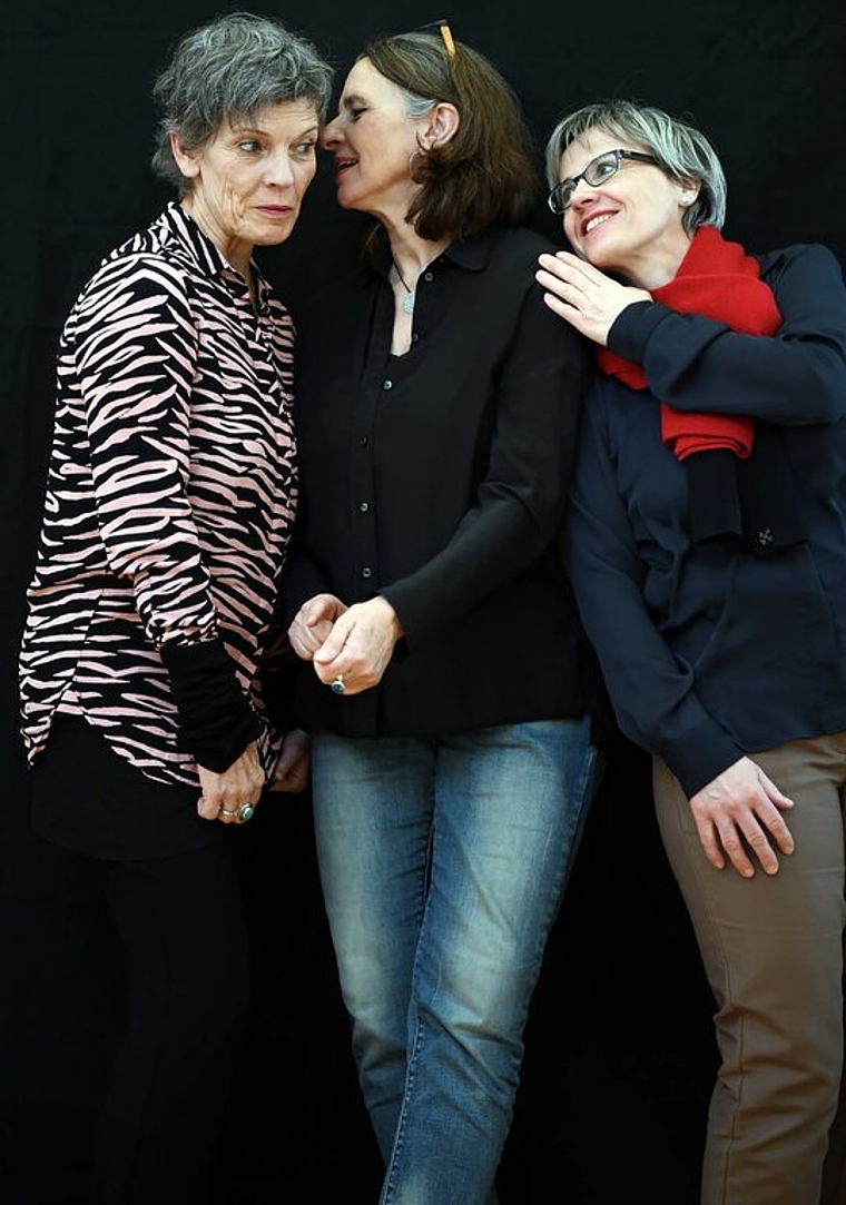 <em>Mitten in einer Besprechung:</em> Alice Lüps, Josefine Krumm und Pia Steiner vom Vorstand von «Die Tanten». Foto: Farhad Ala