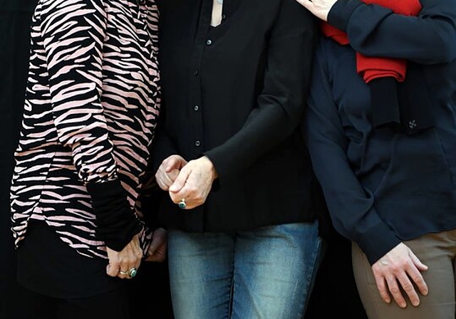 <em>Mitten in einer Besprechung:</em> Alice Lüps, Josefine Krumm und Pia Steiner vom Vorstand von «Die Tanten». Foto: Farhad Ala