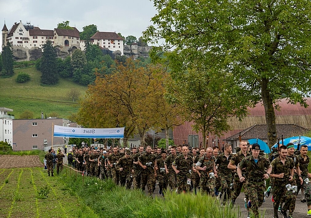 <em>Grossartiges Läuferfeld beim Waffenlauf: </em>Frauen und Männer starteten gemeinsam zum «Lenzburger».<em> Fotos: Peter Winkelmann</em>