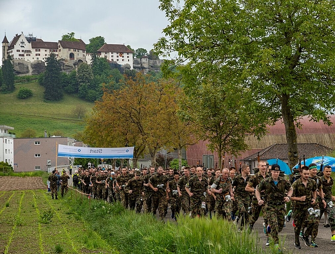 <em>Grossartiges Läuferfeld beim Waffenlauf: </em>Frauen und Männer starteten gemeinsam zum «Lenzburger».<em> Fotos: Peter Winkelmann</em>