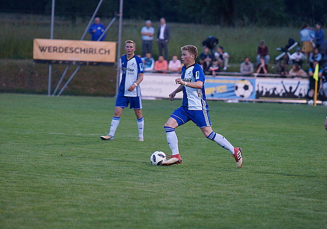 Bald gehts wieder los mit 2.-Liga-Fussball: Sarmenstorfs Pascal Lindenmann lanciert einen Angriff. Foto: Ruedi Burkart