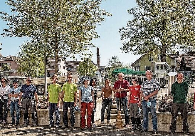 Nach vielen Schweisstropfen ist es geschafft: Die Dorfplatzgärtner freuen sich über die gelungene Aufwertung der vier Baumscheiben vor dem Gemeindehaus. Foto: Peter Winkelmann