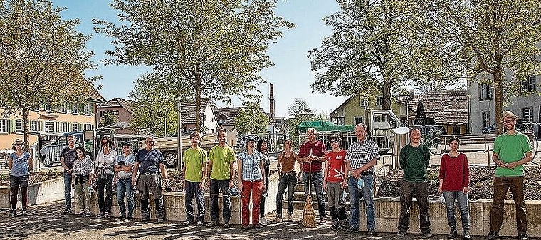 Nach vielen Schweisstropfen ist es geschafft: Die Dorfplatzgärtner freuen sich über die gelungene Aufwertung der vier Baumscheiben vor dem Gemeindehaus. Foto: Peter Winkelmann