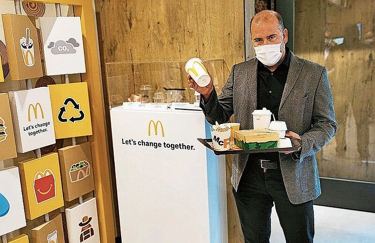 Plastik weitgehend aus den Verpackungen verbannt: Heinz Hänni, Umweltmanager von McDonald’s Schweiz, präsentiert neue Trinkbecher und Essgeschirre. Foto: Fritz Thut 