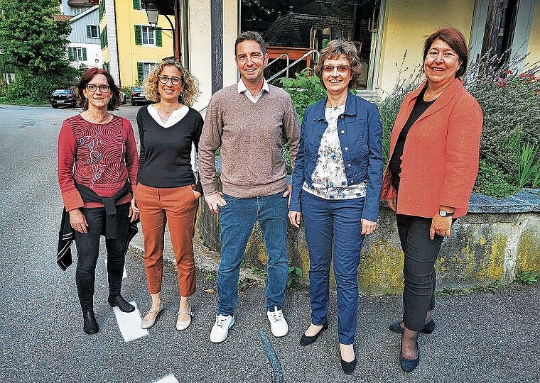 Kandidieren neu für den Lenzburger Stadtrat: Beatrice Taubert (SP), Barbara Portmann (GLP), Sven Ammann (FDP), Sabine Sutter-Suter (Mitte) und Corin Ballhaus (SVP) vor dem Podiumsgespräch vom Dienstag. Foto: Fritz Thut