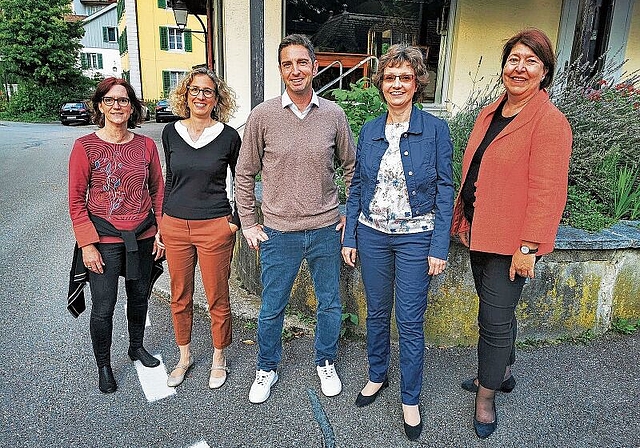 Kandidieren neu für den Lenzburger Stadtrat: Beatrice Taubert (SP), Barbara Portmann (GLP), Sven Ammann (FDP), Sabine Sutter-Suter (Mitte) und Corin Ballhaus (SVP) vor dem Podiumsgespräch vom Dienstag. Foto: Fritz Thut