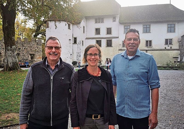 Vereint im Schlosshof: Rolf Urech vom Verein Hansjakob-Suter-Sammlung, Sarah Caspers, Vertreterin von Museum Aargau im Vorstand der Historischen Vereinigung Seetal und Umgebung, und Daniel Humbel, Präsident der Historischen Vereinigung Seetal und Um