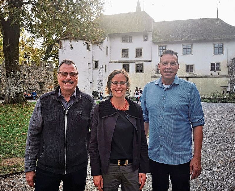 Vereint im Schlosshof: Rolf Urech vom Verein Hansjakob-Suter-Sammlung, Sarah Caspers, Vertreterin von Museum Aargau im Vorstand der Historischen Vereinigung Seetal und Umgebung, und Daniel Humbel, Präsident der Historischen Vereinigung Seetal und Um