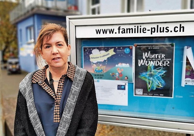 Sucht weitere Mitglieder für den Vorstand: Claudia Casanova, Präsidentin des Trägervereins von familie+, vor dem Gebäude. Foto: Fritz Thut