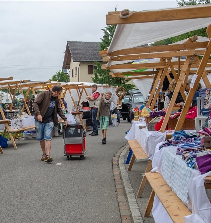<em>Kurz vor Festbeginn: </em>Emsiges Treiben am «Köfferlimärt». Die letzten Produkte werden angekarrt und die Marktstände gegen Wind und Regen geschützt. Foto: PWi