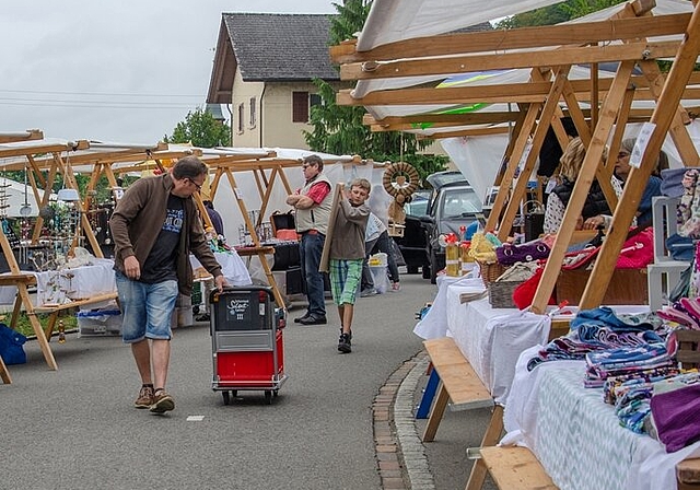 <em>Kurz vor Festbeginn: </em>Emsiges Treiben am «Köfferlimärt». Die letzten Produkte werden angekarrt und die Marktstände gegen Wind und Regen geschützt. Foto: PWi