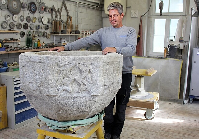 <em>Fertig mit der Arbeit:</em> Restaurator Andreas Aeschbach wartet in der Werkstatt auf den Abtransport des Taufsteins. Foto: Alfred Gassmann