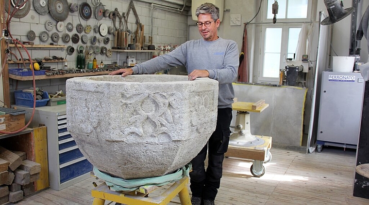 <em>Fertig mit der Arbeit:</em> Restaurator Andreas Aeschbach wartet in der Werkstatt auf den Abtransport des Taufsteins. Foto: Alfred Gassmann