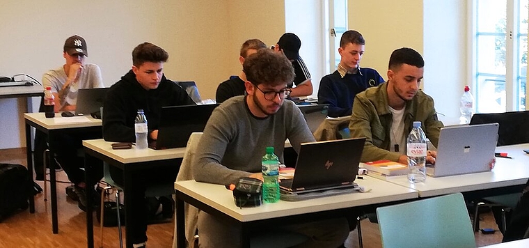 <em>Moderner Unterricht:</em> Die Berufsmaturitätsklasse BM19a am KV Lenzburg-Reinach arbeitet mit Laptops. Foto: zvg