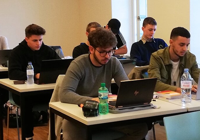 <em>Moderner Unterricht:</em> Die Berufsmaturitätsklasse BM19a am KV Lenzburg-Reinach arbeitet mit Laptops. Foto: zvg