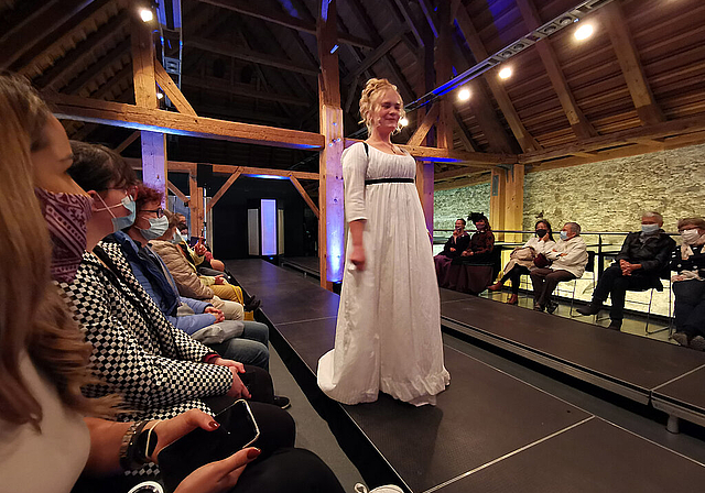 Vor vollen Rängen: Historische Modenschau mit Wilhelmine von Hallwyl um 1805. Foto: Fritz Thut
