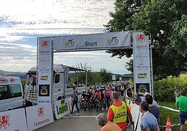 Etappenort Seon: Start des GP-Rüebliland-Feldes zur Halbetappe am Morgen. Foto: Marco Kohler