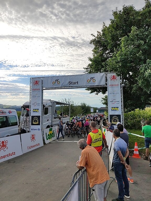 Etappenort Seon: Start des GP-Rüebliland-Feldes zur Halbetappe am Morgen. Foto: Marco Kohler