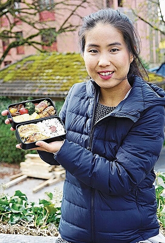 Mit Liebe gekocht: Ami Gloor-Morita mit einigen japanischen Spezialitäten. Foto: Romi Schmid
