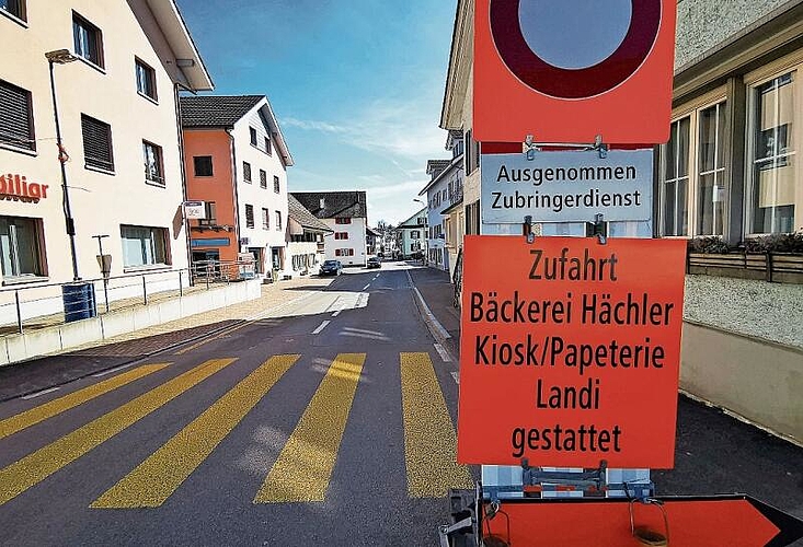 Nicht optimal: Signalisation bei der Zufahrt zur Poststrasse in Seengen. Foto: Fritz Thut
