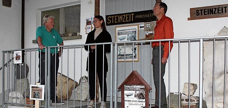 Start der Jungsteinzeit-Ausstellung: Die Vorstandsmitglieder Max Zurbuchen und Othmar Wey flankieren Tess Bellmont. Foto: Alexander Studer