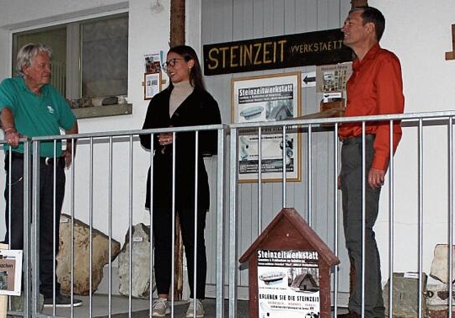 Start der Jungsteinzeit-Ausstellung: Die Vorstandsmitglieder Max Zurbuchen und Othmar Wey flankieren Tess Bellmont. Foto: Alexander Studer