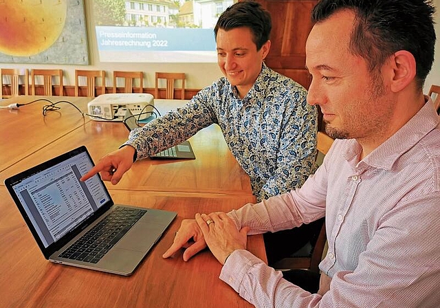 Freude an den schwarzen Zahlen: Vizeammann und Finanzstadtrat Andreas Schmid und Leiter Finanzen Marc Lindenmann. Foto: Fritz Thut