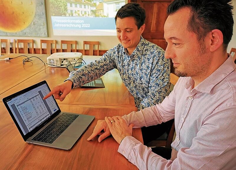 Freude an den schwarzen Zahlen: Vizeammann und Finanzstadtrat Andreas Schmid und Leiter Finanzen Marc Lindenmann. Foto: Fritz Thut