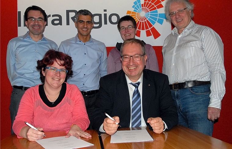 «Gründung der InfraRegio AG: hinten v.l. Stefan Fischer (Gemeinderat Dürren-äsch), Gian von Planta (Geschäftsführer InfraRegio AG), Susanne Remund (Gemeindeschreiberin Dürrenäsch), Jürg Link (Inhaber lila system GmbH); vorne v.l. Andrea Kuzm