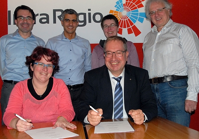«Gründung der InfraRegio AG: hinten v.l. Stefan Fischer (Gemeinderat Dürren-äsch), Gian von Planta (Geschäftsführer InfraRegio AG), Susanne Remund (Gemeindeschreiberin Dürrenäsch), Jürg Link (Inhaber lila system GmbH); vorne v.l. Andrea Kuzm