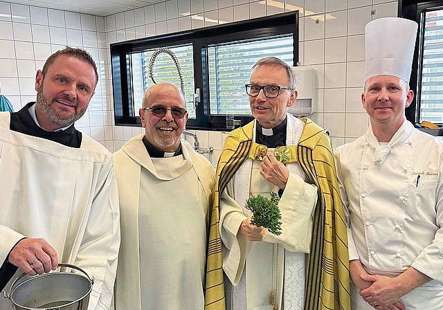 Segnung auch in der Gastroküche mit Sakristan André Huber, Don Luigi Talarico, Pfarrer Roland Häfliger und Wirt Patrick Maurer.Foto: Alfred Gassmann