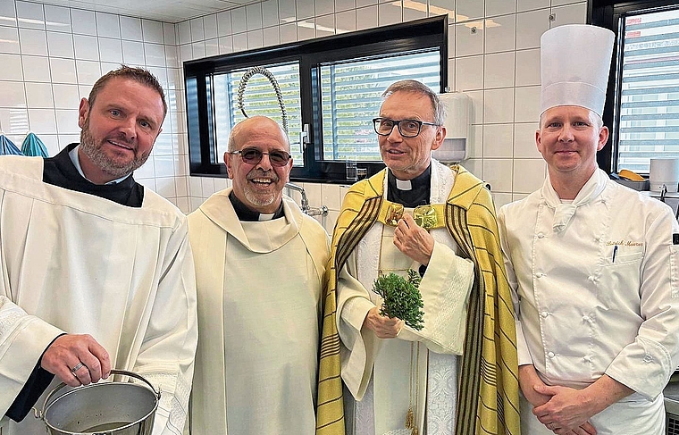 Segnung auch in der Gastroküche mit Sakristan André Huber, Don Luigi Talarico, Pfarrer Roland Häfliger und Wirt Patrick Maurer.Foto: Alfred Gassmann