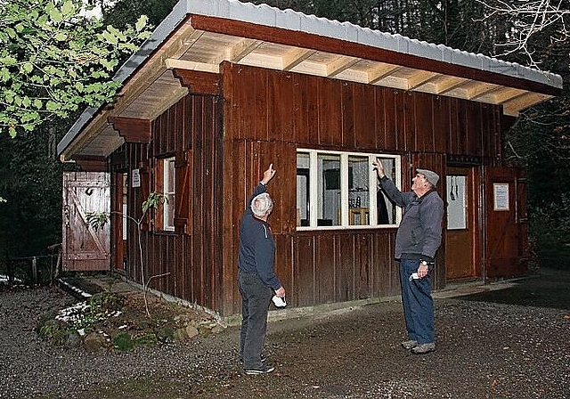 Vor der reparierten Eulenhütte: Ernst Iseli und Christian Staufer erwarten noch den Maler für die Dachuntersicht. Foto: Alfred Gassmann