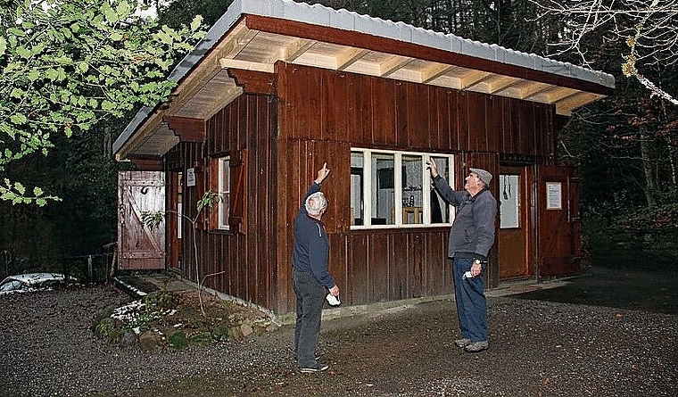 Vor der reparierten Eulenhütte: Ernst Iseli und Christian Staufer erwarten noch den Maler für die Dachuntersicht. Foto: Alfred Gassmann