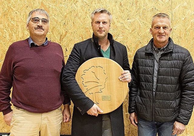 Waldpreis überreicht: Hanspeter Gehrig, Christoph Nyfeler und Urs Huber. Foto: Alfred Gassmann