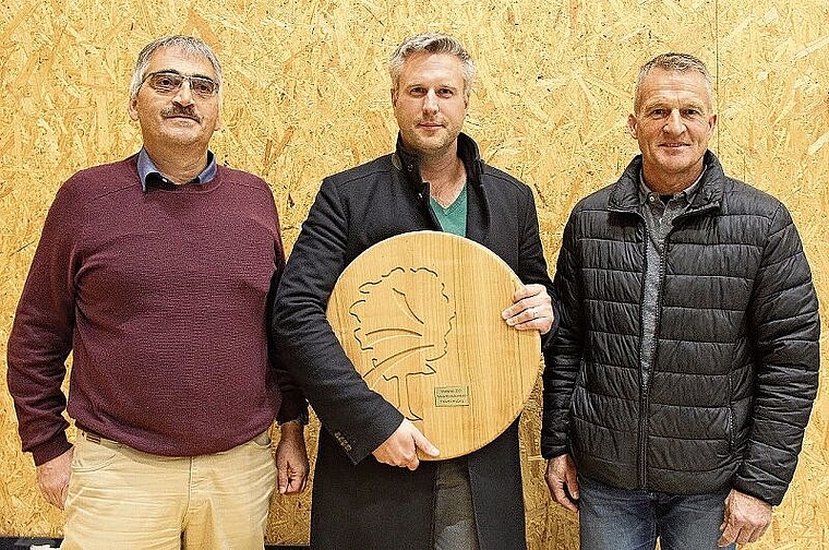 Waldpreis überreicht: Hanspeter Gehrig, Christoph Nyfeler und Urs Huber. Foto: Alfred Gassmann