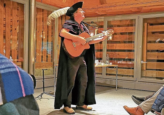 Auftritt an der Gespensternacht: Der Aarauer Bänkelsänger Peter Voellmy im Mehrzweckraum von Schloss Hallwyl. Foto: Fritz Thut