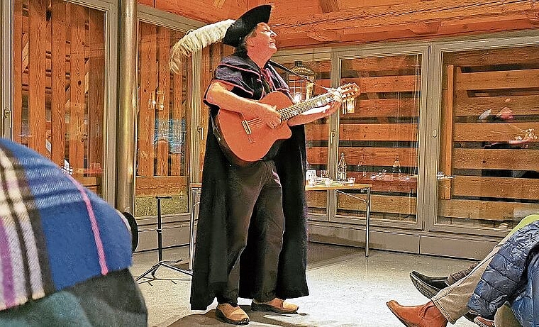 Auftritt an der Gespensternacht: Der Aarauer Bänkelsänger Peter Voellmy im Mehrzweckraum von Schloss Hallwyl. Foto: Fritz Thut