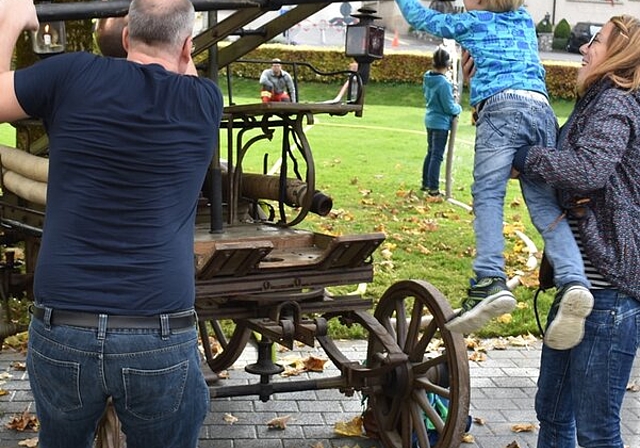 Teamwork war gefragt: An der alten Pumpe braucht es alle. Foto: Larissa Hunziker