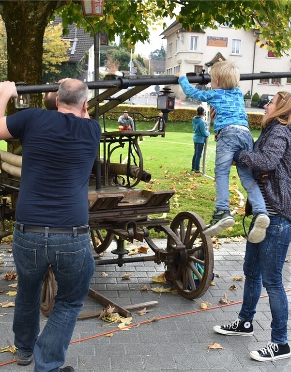 Teamwork war gefragt: An der alten Pumpe braucht es alle. Foto: Larissa Hunziker