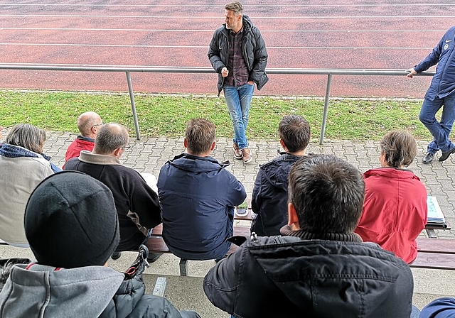 <em>Orientierung vor Ort:</em> Ex-Fussballprofi Sven Christ und FC-Lenzburg-Co-Präsident Mike Barth informieren die Einwohnerräte auf der Sportanlage Wilmatten über die Vorteile von Kunstrasen für den Spiel- und Trainingsbetrieb. Fotos: Fritz Thu