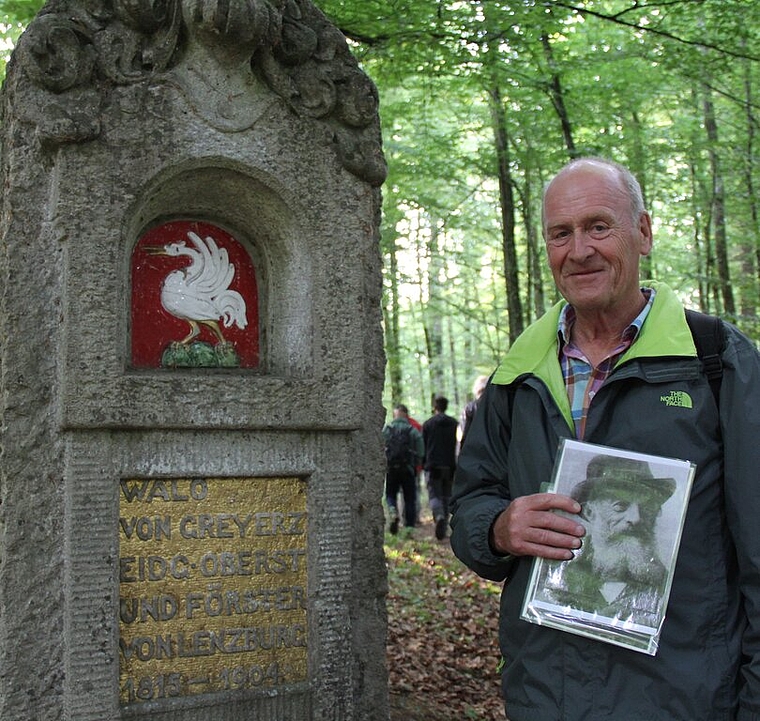 Vor dem Gedenkstein von Walo von Greyerz: In akribischer Fleissarbeit hat sich Willi Bürgi in die Geschichte des Lenzburger Waldes eingearbeitet. Foto: Alfred Gassmann