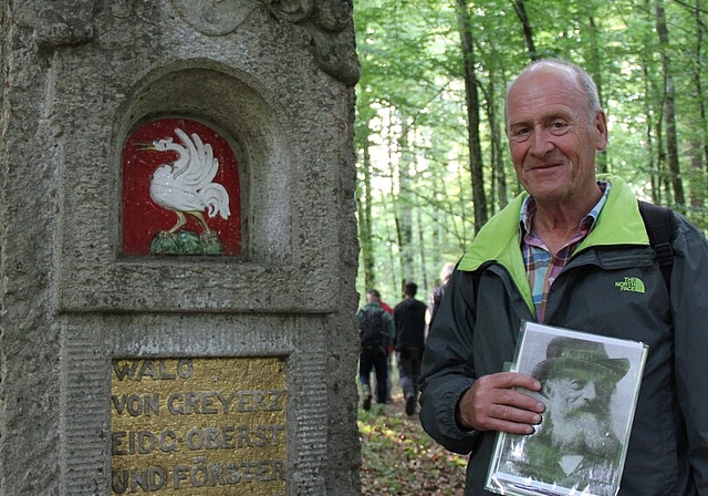 Vor dem Gedenkstein von Walo von Greyerz: In akribischer Fleissarbeit hat sich Willi Bürgi in die Geschichte des Lenzburger Waldes eingearbeitet. Foto: Alfred Gassmann