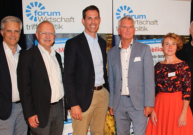 <em>Die Teilnehmer am Podium zum Thema Mobilität:</em> Dino Graf (Amag), Hans-Jürg Reinhart (Gemeindeammann Möriken-Wildegg) Thierry Burkart (Nationalrat FDP), Jürgen Sahli (Moderator), Irène Kälin (Nationalrätin Grüne), Heinz Vögeli (Denkfa