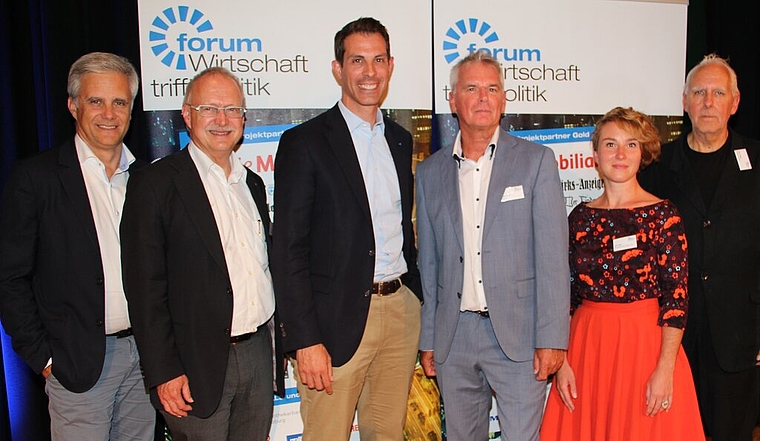 <em>Die Teilnehmer am Podium zum Thema Mobilität:</em> Dino Graf (Amag), Hans-Jürg Reinhart (Gemeindeammann Möriken-Wildegg) Thierry Burkart (Nationalrat FDP), Jürgen Sahli (Moderator), Irène Kälin (Nationalrätin Grüne), Heinz Vögeli (Denkfa