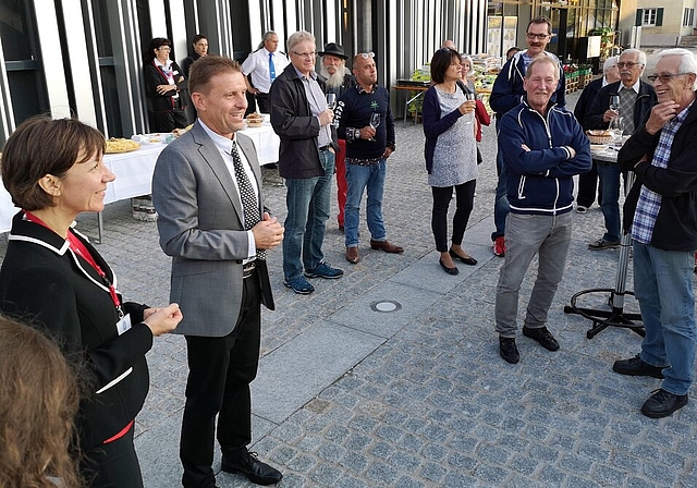 <em>Treffen mit der Bevölkerung:</em> Botschafterin Andrea Rauber Saxer und Gemeindepräsident Ueli Haller bei «Meet the Ambassadors» auf dem Dorfplatz Meisterschwanden. Foto: Fritz Thut